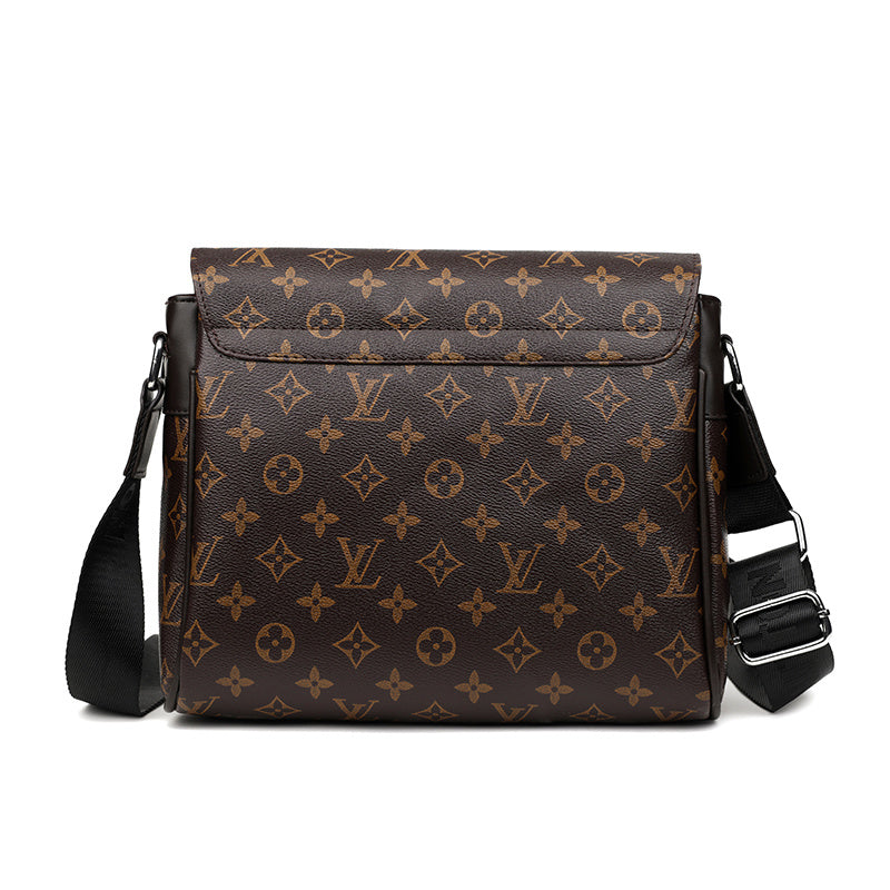 POCHETTE LOUIS VITONS EN CUIR - RESISTE A L'EAU