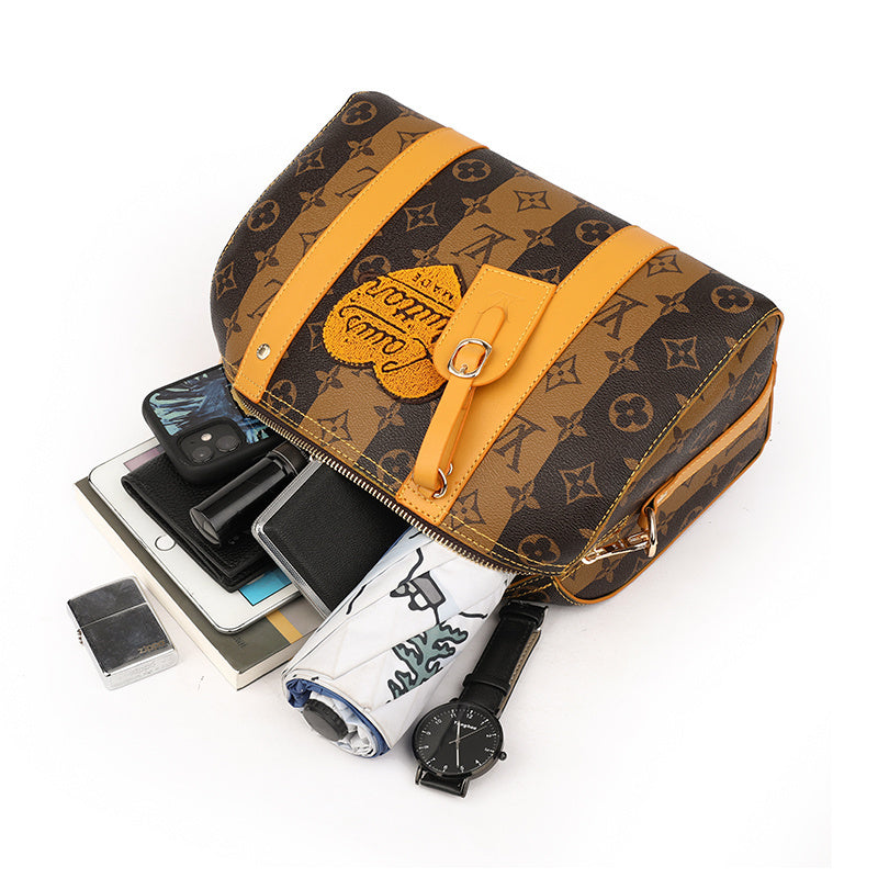 POCHETTE LOUIS VITTONS EN CUIR - IMPERMEABLE A L'EAU