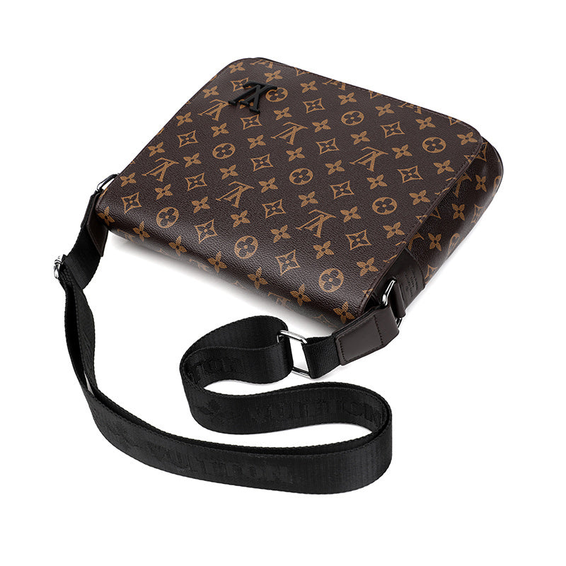 POCHETTE LOUIS VITONS EN CUIR - RESISTE A L'EAU